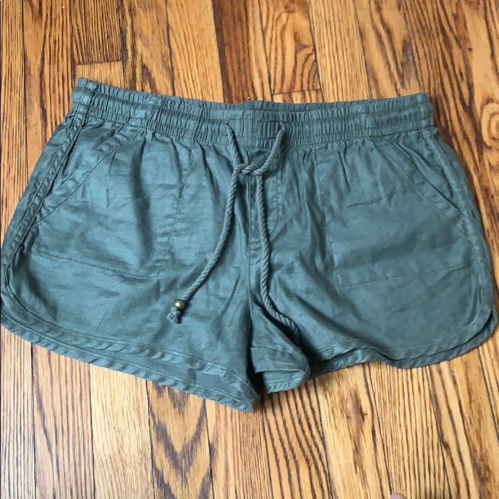 Army green loose shorts
